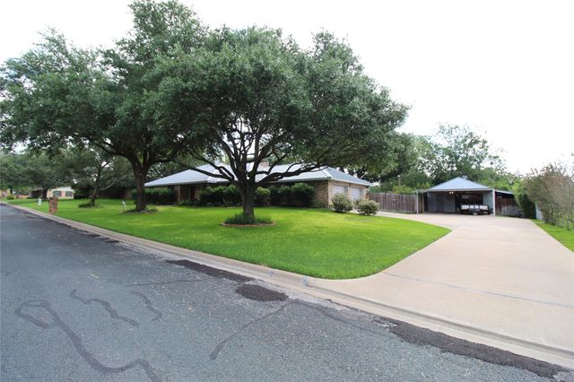 108 Meadow Drive, Schulenburg, TX 78956