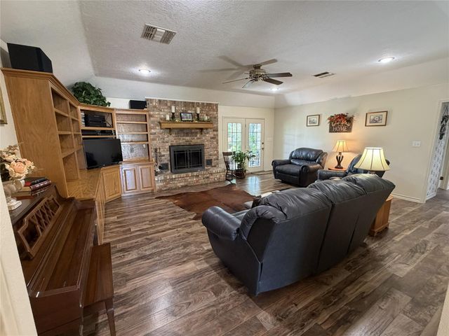 108 Meadow Drive, Schulenburg, TX 78956