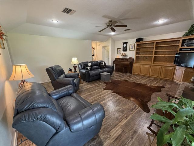 108 Meadow Drive, Schulenburg, TX 78956