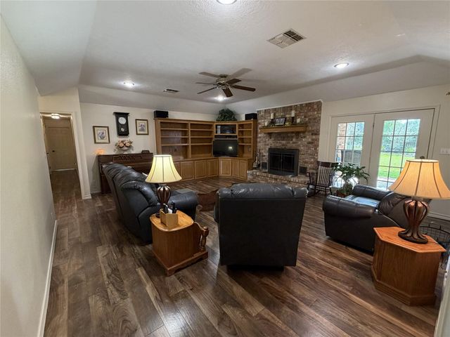 108 Meadow Drive, Schulenburg, TX 78956