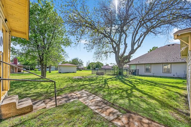 800 S Jefferson Street, Pilot Point, TX 76258