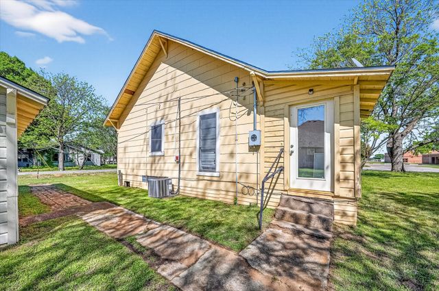 800 S Jefferson Street, Pilot Point, TX 76258