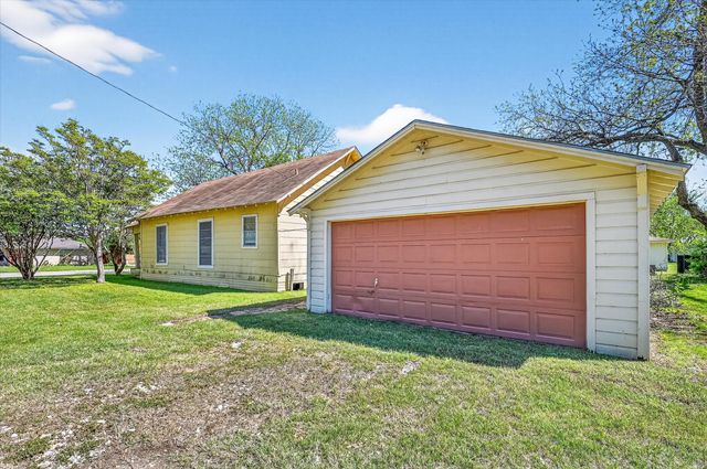 800 S Jefferson Street, Pilot Point, TX 76258