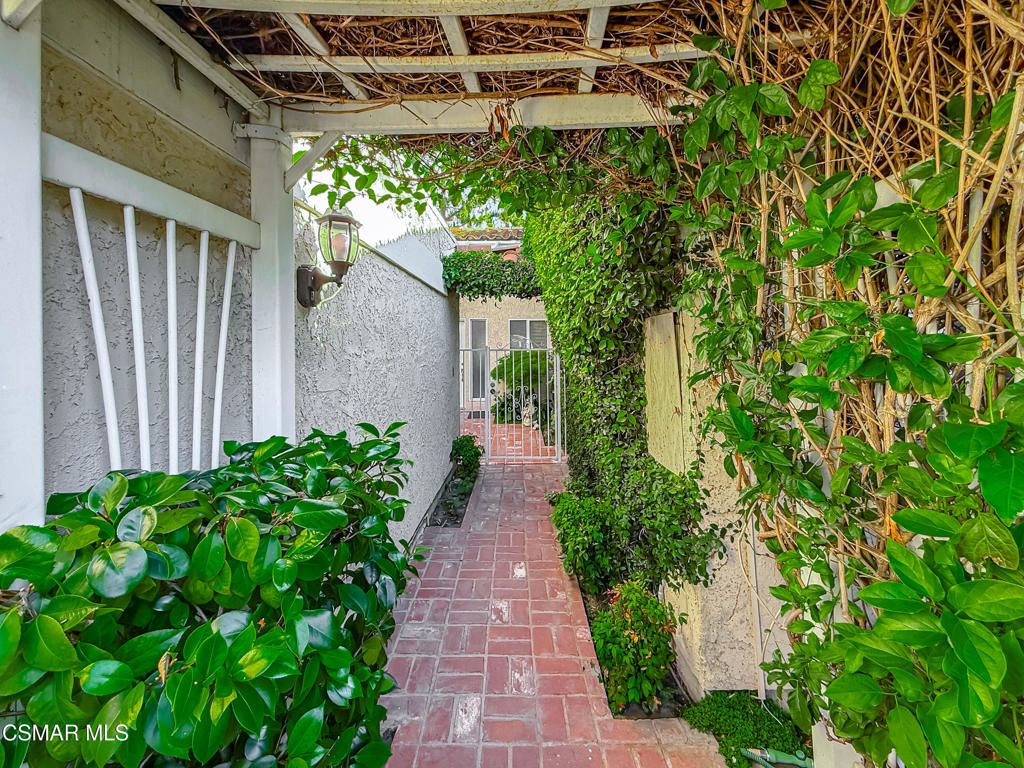 Image 4 of property listing at 2568 Northshore Lane, Westlake Village, CA 91361