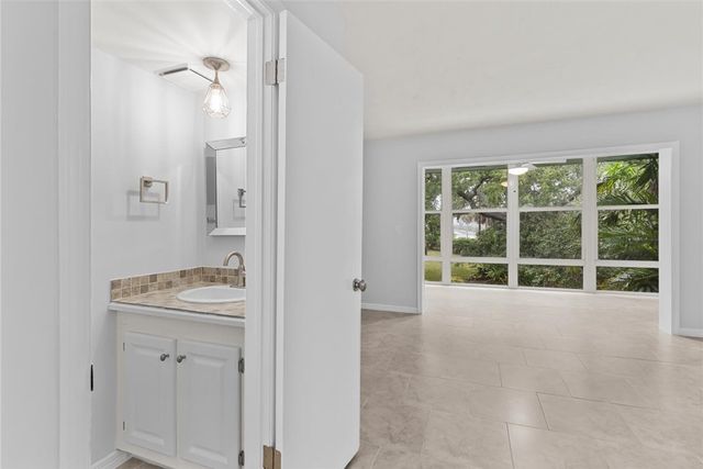 1901 Indian River Boulevard 201B, Vero Beach, FL 32960