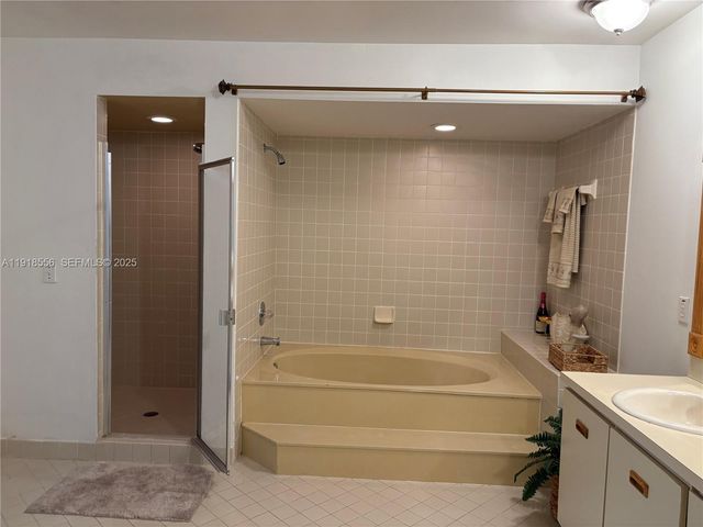 7809 NW 192nd St, Hialeah, FL 33015