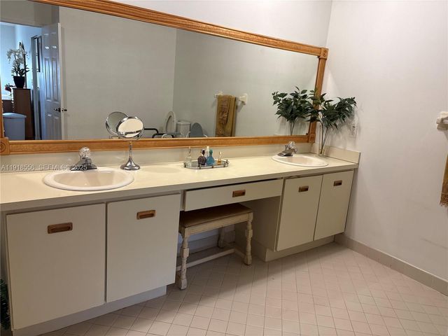 7809 NW 192nd St, Hialeah, FL 33015