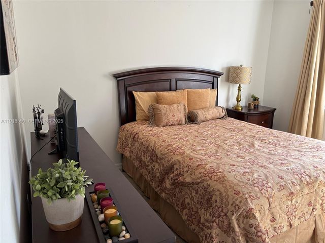 7809 NW 192nd St, Hialeah, FL 33015