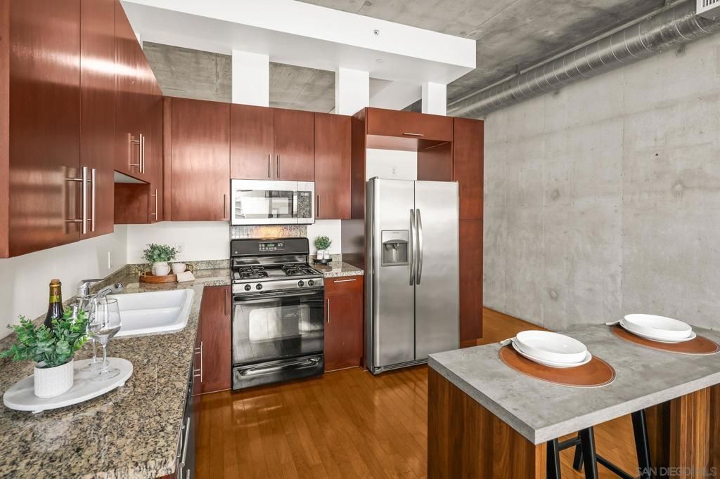 Image 10 of property listing at 1025 Island 406, San Diego, CA 92101