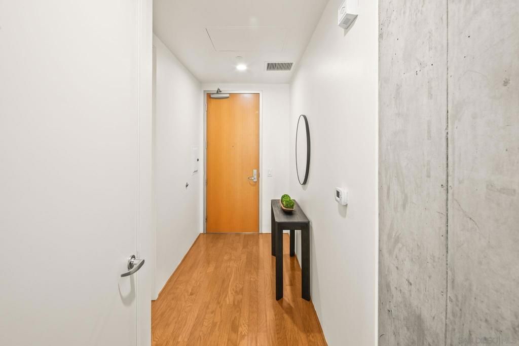 Image 16 of property listing at 1025 Island 406, San Diego, CA 92101