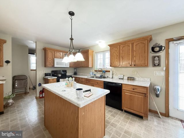 2005 PALISADES DR, Blakeslee, PA 18610