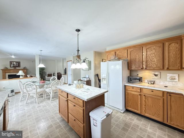 2005 PALISADES DR, Blakeslee, PA 18610