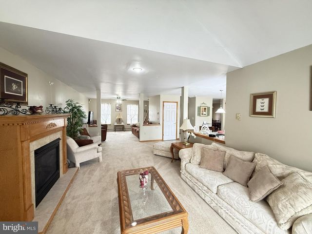 2005 PALISADES DR, Blakeslee, PA 18610