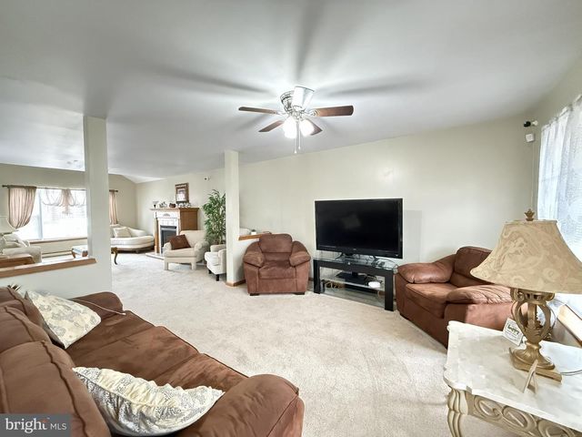 2005 PALISADES DR, Blakeslee, PA 18610