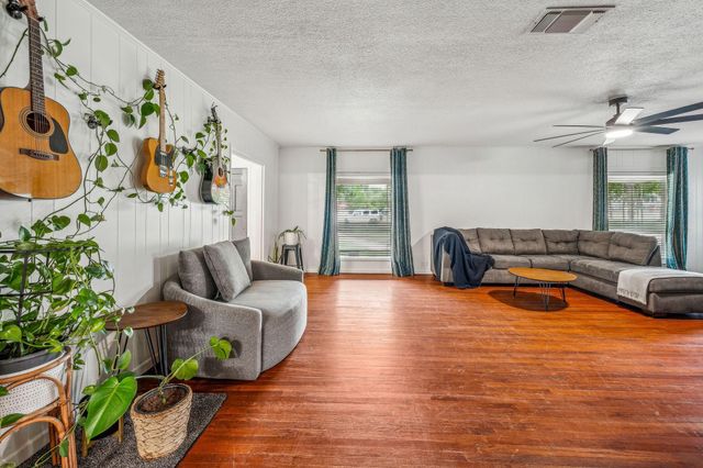 341 S Moseley Street, De Leon, TX 76444