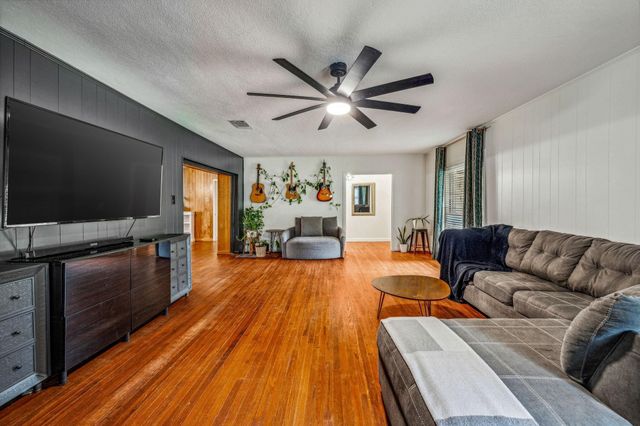 341 S Moseley Street, De Leon, TX 76444