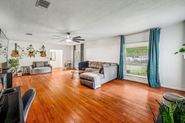 341 S Moseley Street, De Leon, TX 76444