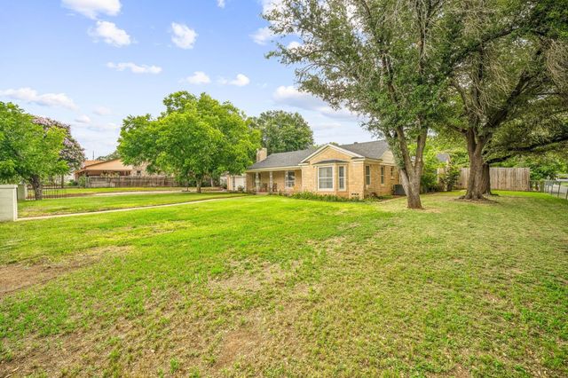 341 S Moseley Street, De Leon, TX 76444