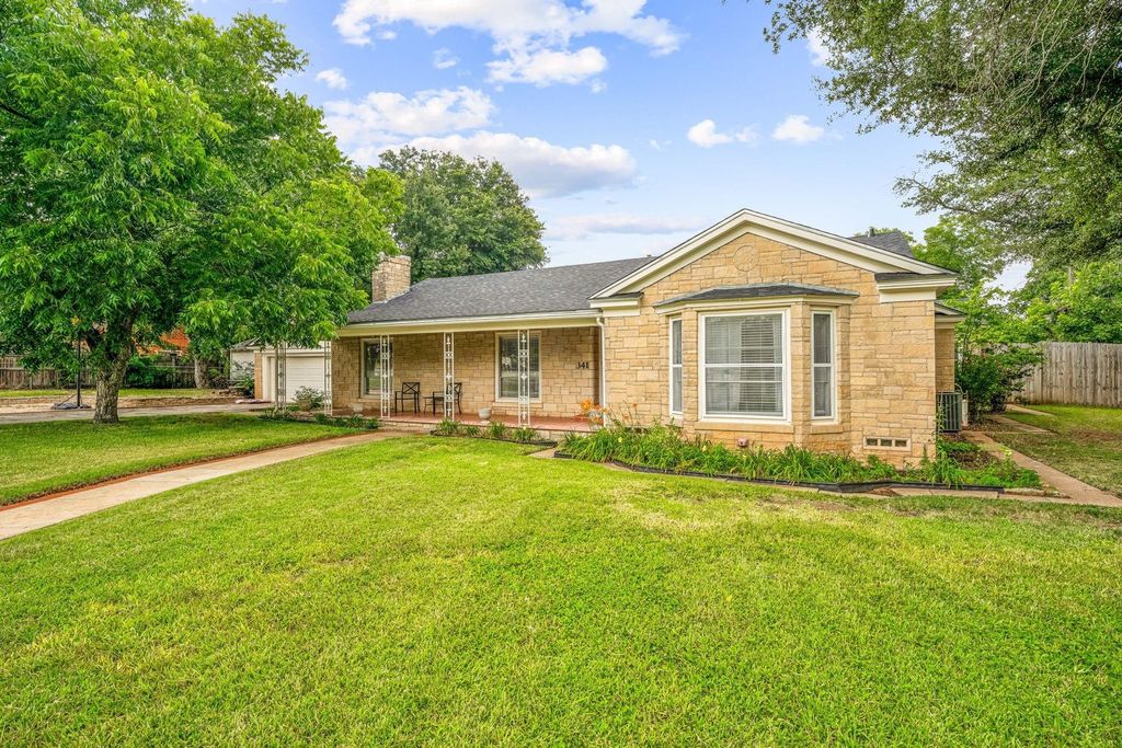 341 S Moseley Street, De Leon, TX 76444