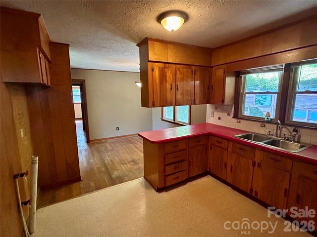 169 Double Island Road, Burnsville, NC 28714