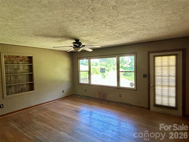 169 Double Island Road, Burnsville, NC 28714