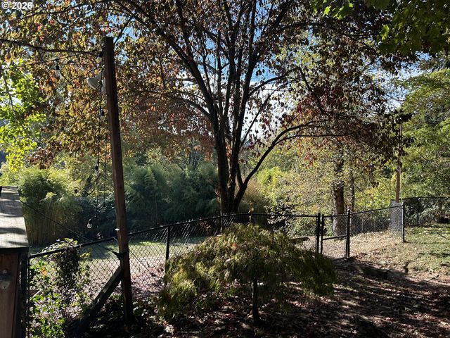 4790 UPPER Dr, Lake Oswego, OR 97035