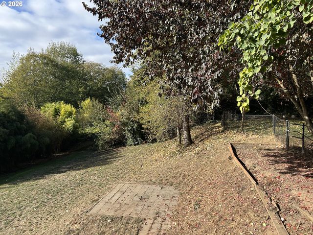 4790 UPPER Dr, Lake Oswego, OR 97035