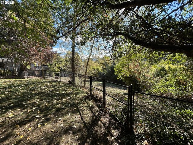 4790 UPPER Dr, Lake Oswego, OR 97035