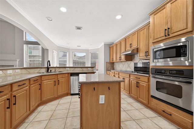 12823 Mossy Ledge Drive, Tomball, TX 77377