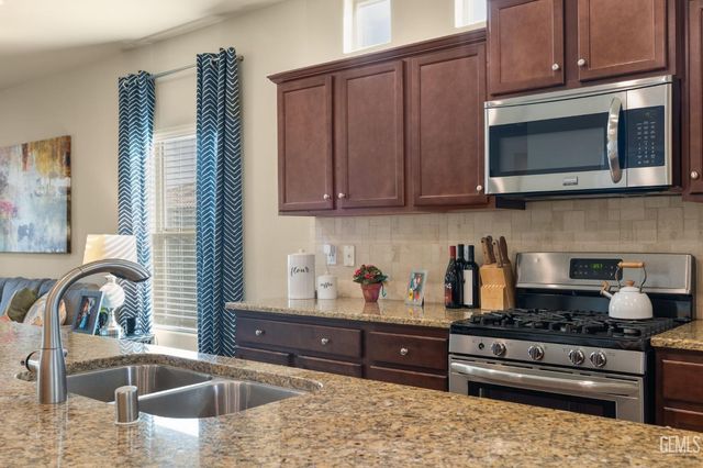 9324 Red Pine Drive, Shafter, CA 93263