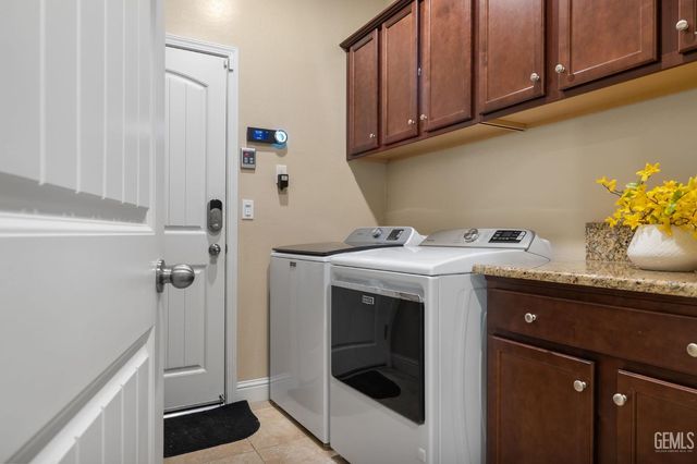 9324 Red Pine Drive, Shafter, CA 93263