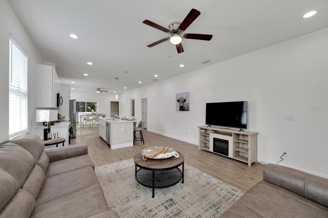 3706 WIGGINS LEAF STREET, Tampa, FL 33619