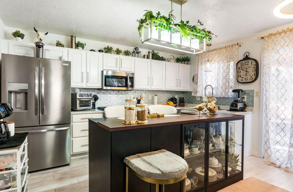 Image 10 of property listing at 1027 Cassandra Street SW, Albuquerque, NM 87121