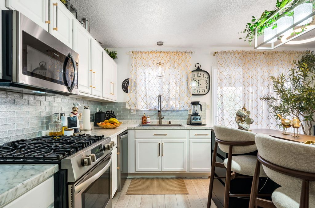 Image 11 of property listing at 1027 Cassandra Street SW, Albuquerque, NM 87121