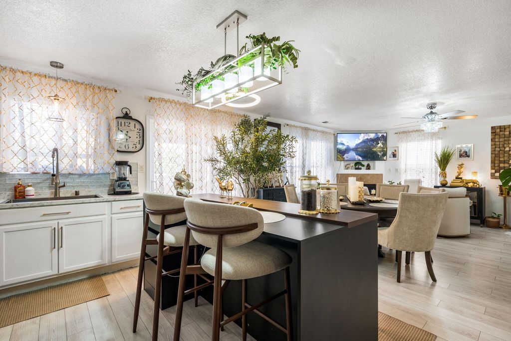 Image 12 of property listing at 1027 Cassandra Street SW, Albuquerque, NM 87121