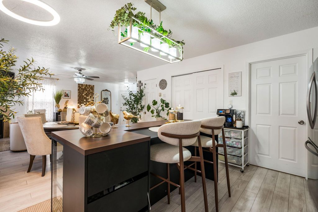 Image 13 of property listing at 1027 Cassandra Street SW, Albuquerque, NM 87121