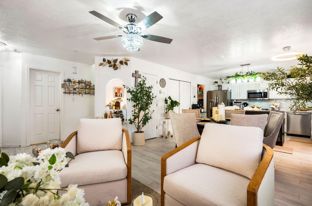 Image 7 of property listing at 1027 Cassandra Street SW, Albuquerque, NM 87121