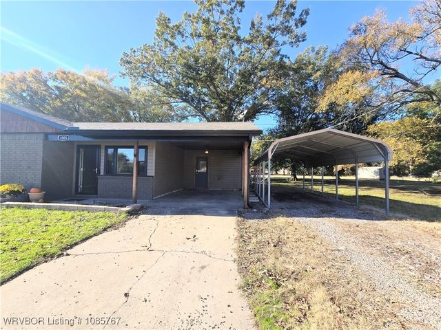 1005 Highway 96 SW, Lavaca, AR 72941