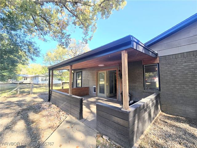 1005 Highway 96 SW, Lavaca, AR 72941