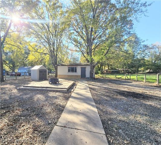 1005 Highway 96 SW, Lavaca, AR 72941