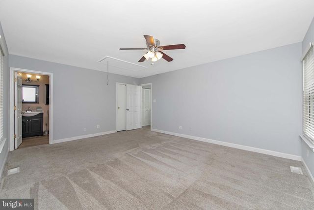 306 FOUNTAIN HALL CT, Mount Laurel, NJ 08054