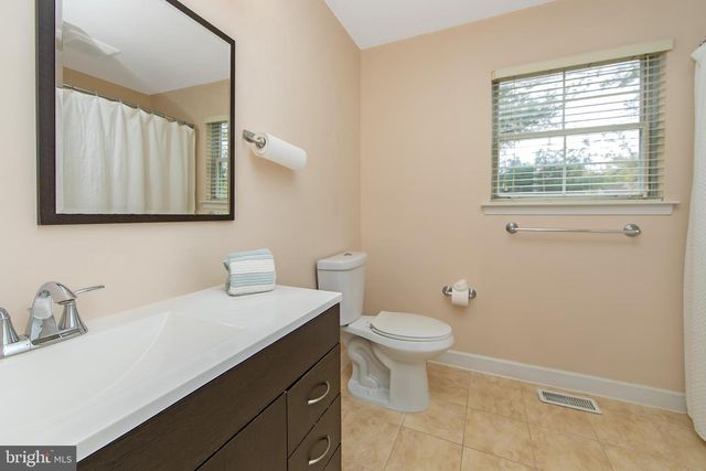 306 FOUNTAIN HALL CT, Mount Laurel, NJ 08054