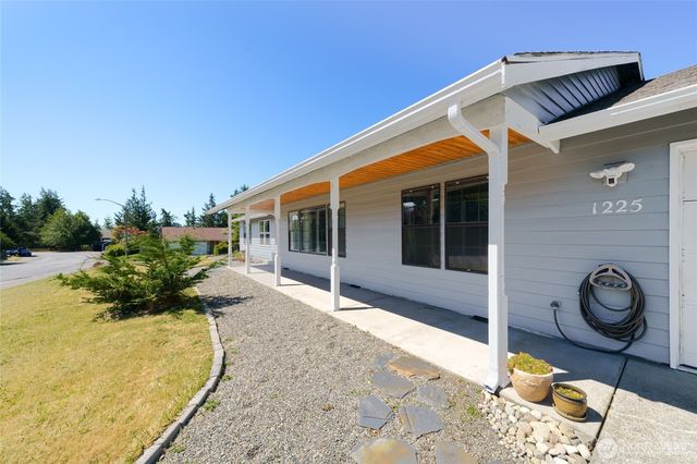 1225 SW Barrington Drive, Oak Harbor, WA 98277