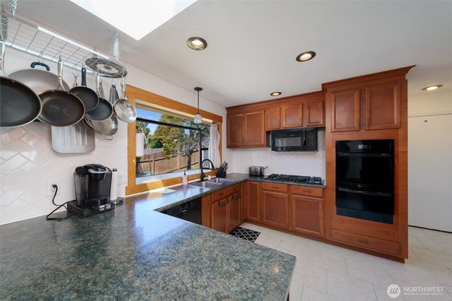 1225 SW Barrington Drive, Oak Harbor, WA 98277