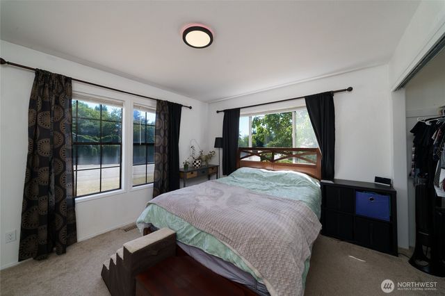 1225 SW Barrington Drive, Oak Harbor, WA 98277