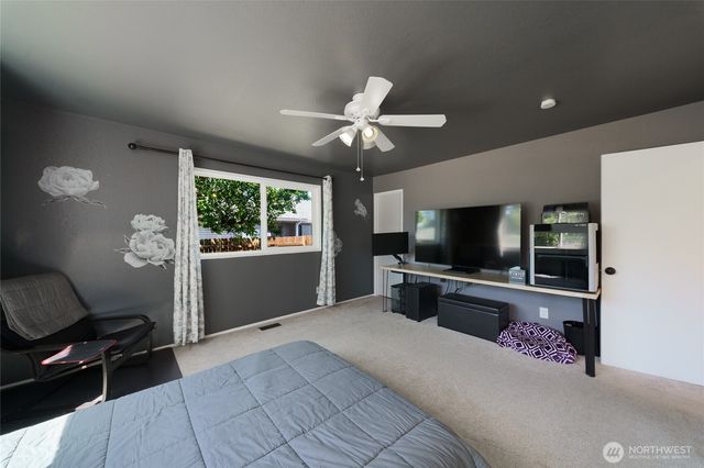1225 SW Barrington Drive, Oak Harbor, WA 98277