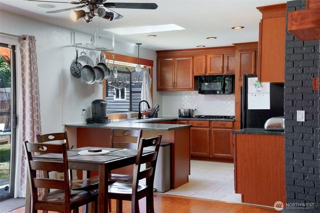 1225 SW Barrington Drive, Oak Harbor, WA 98277