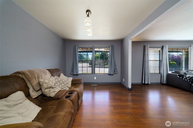 1225 SW Barrington Drive, Oak Harbor, WA 98277