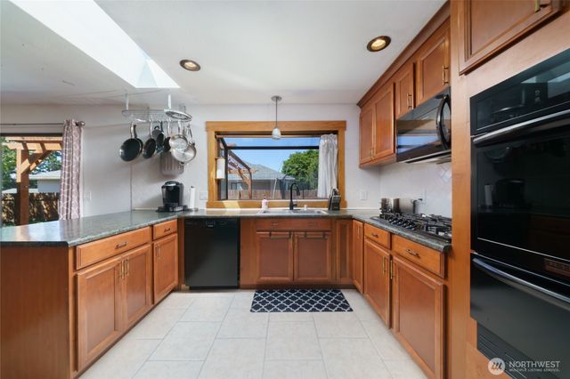 1225 SW Barrington Drive, Oak Harbor, WA 98277