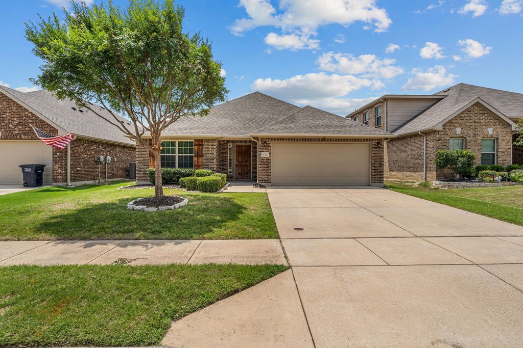 4716 Meadow Green Trail, Fort Worth, TX 76244